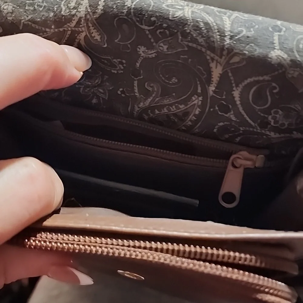 MICHAEL STEVEN'S  CROSSBODY EXPANSION BAG. - Picture 8 of 8